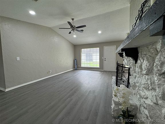 4th image of 913 W Washington Pl