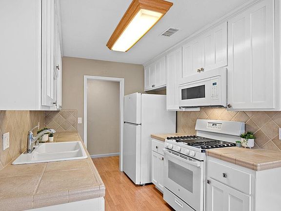 5th image of 282 Riverside Dr