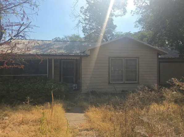104 S Cryer St, Winters, TX 79567