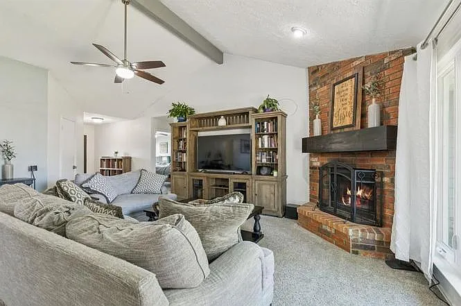 913 Seabrook Dr — Photo 3