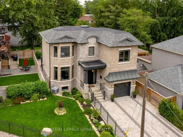70 Parkview Hill Cres, Toronto, ON M4B 1P9