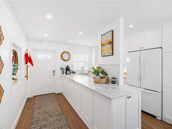 3rd image of 404 Broad Ave S #H