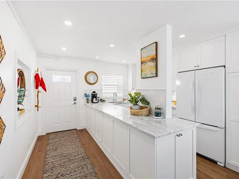 404 Broad Ave S #H-404 — Photo 3