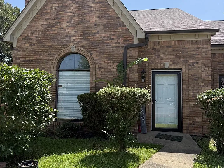 7090 Greenbriar Dr — Photo 2