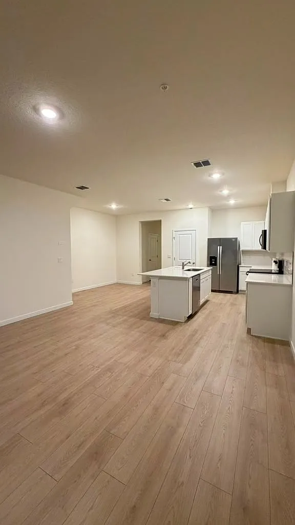 3 bed, 2.5 bath, 1673 sqft, $2,400 — Photo 4
