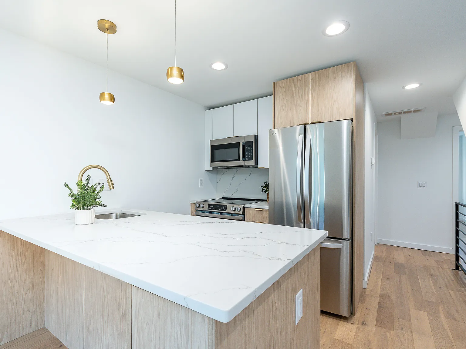 2 bed, 1050 sqft, $1,600 — Photo 1