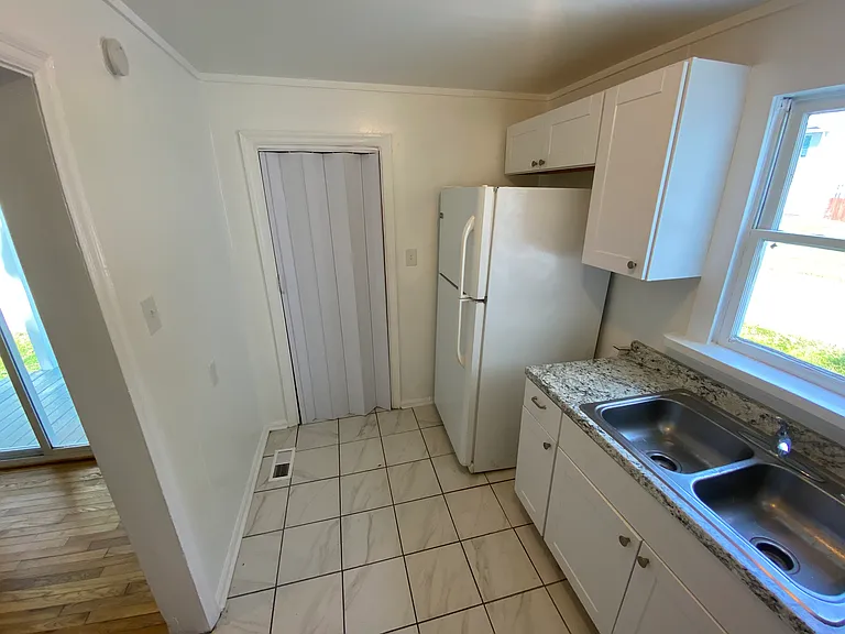 702 Grove St — Photo 7