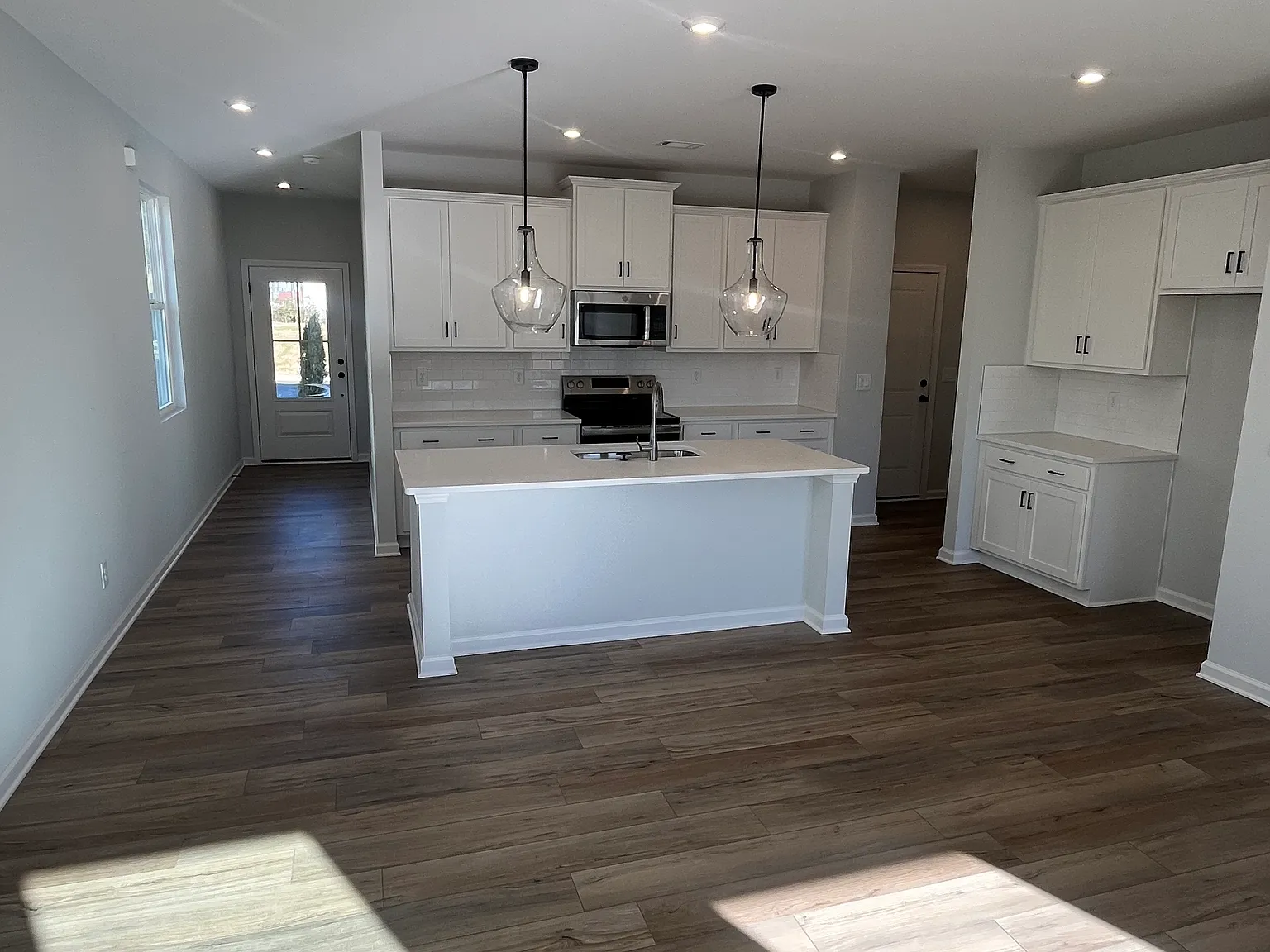3 bed, 2.5 bath, 1863 sqft, $2,500 — Photo 3