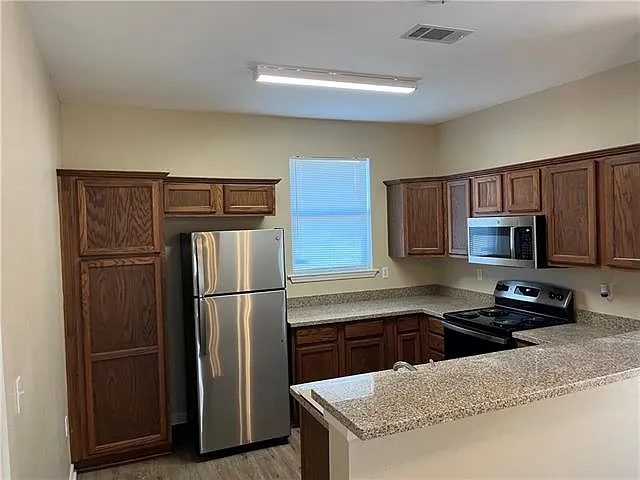 3 bed, 2.0 bath, 1031 sqft, $1,450 — Photo 4