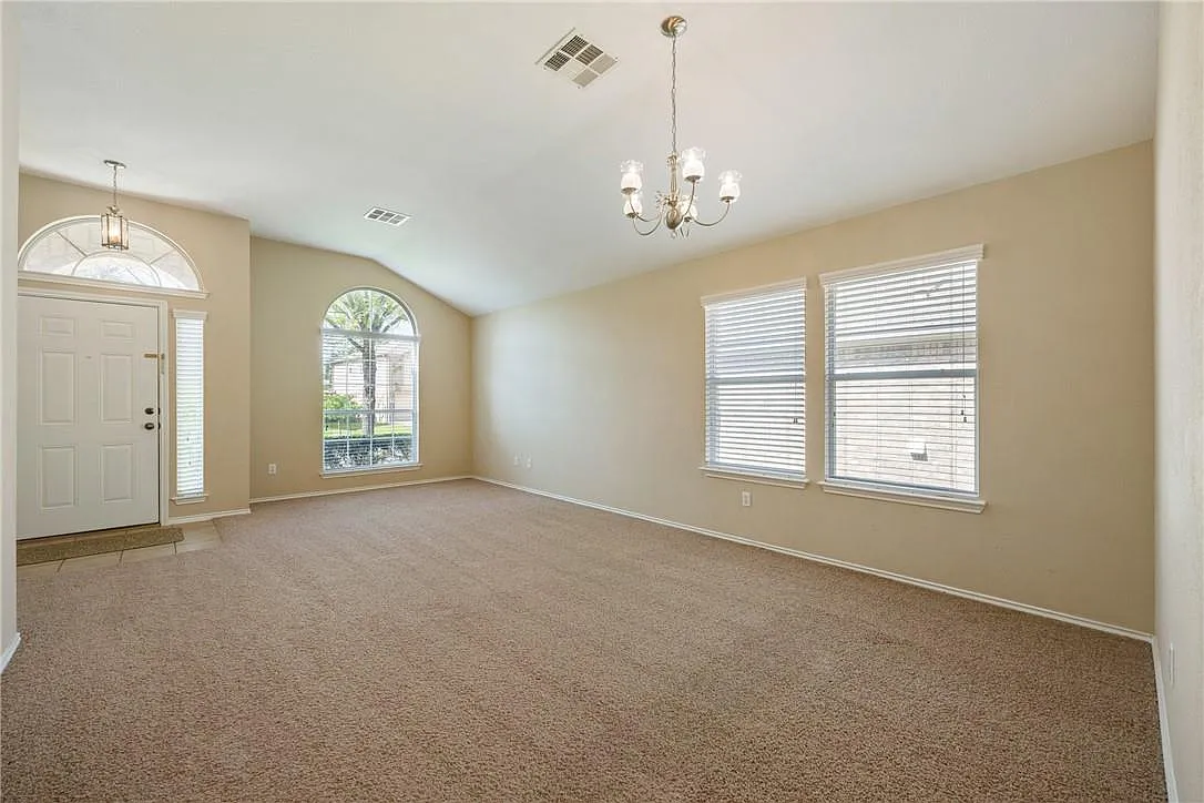 3 bed, 2.0 bath, 1670 sqft, $2,249 — Photo 4