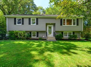 15 Sky Edge Ln, Bethel, CT 06801
