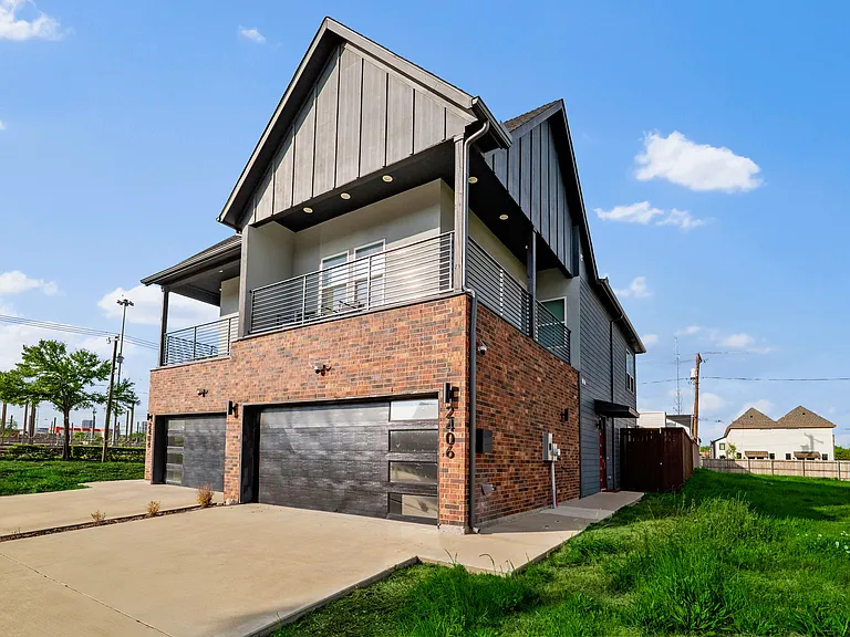 2406 Merlin St — Photo 1