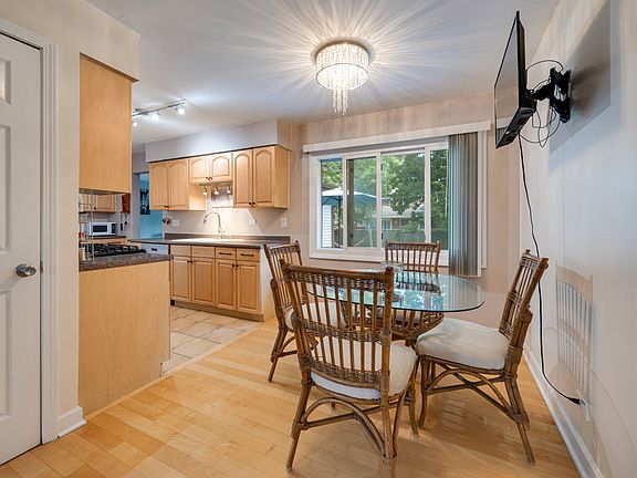 4th image of 1095 Hickory Ln