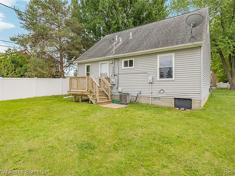 90 Tacoma Dr — Photo 31