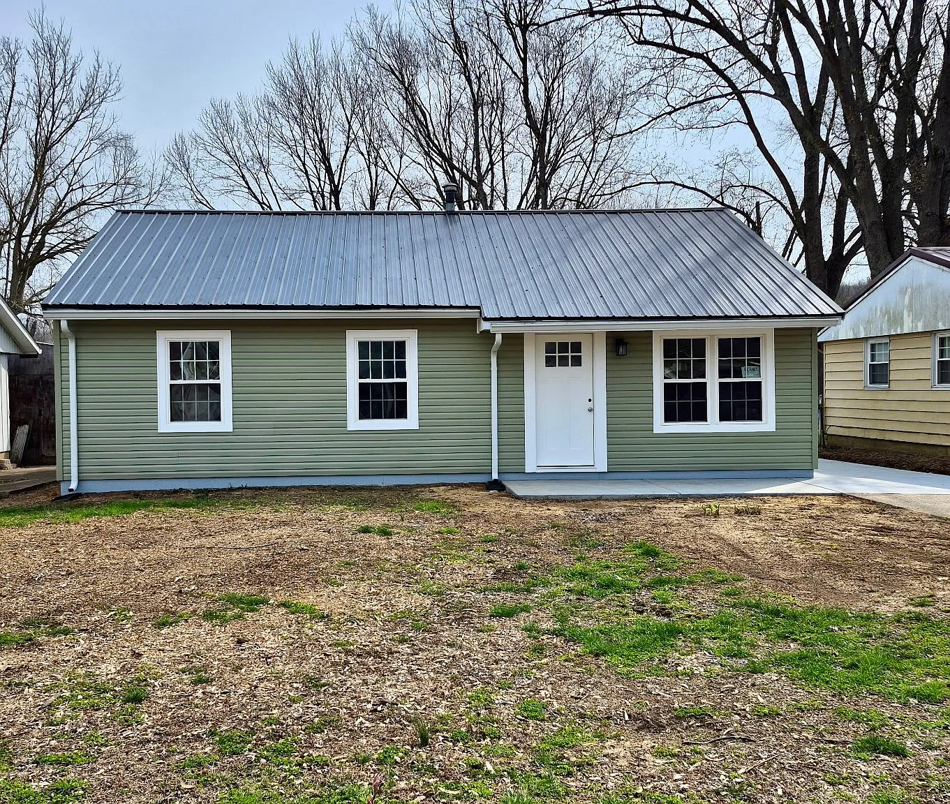 3 bed, 2.0 bath, 925 sqft, $1,300 — Photo 1