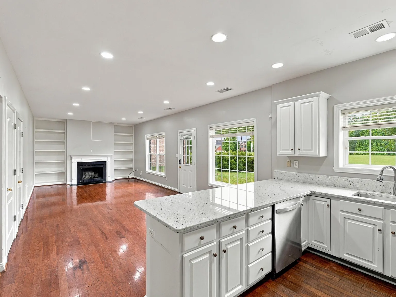 4 bed, 2.5 bath, 2267 sqft, $3,000 — Photo 3