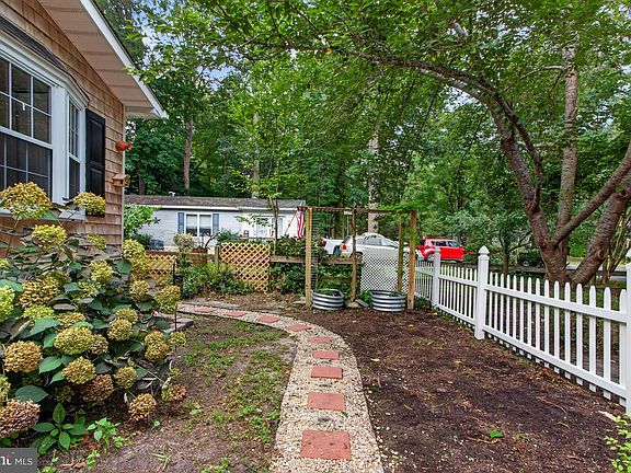 5th image of 111 Georges Ln