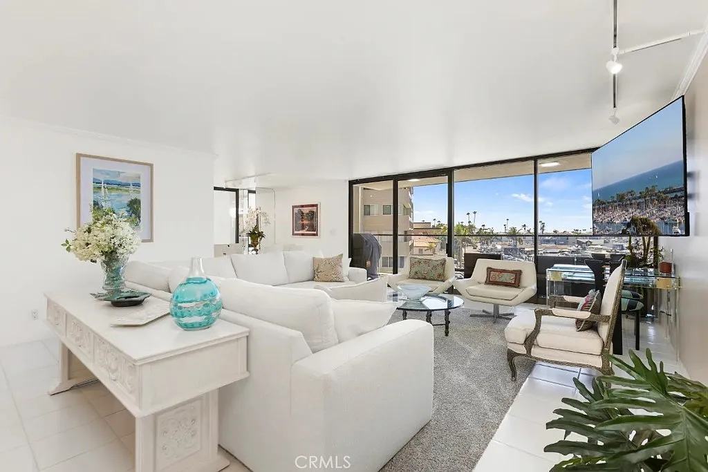 2 bed, 2.5 bath, 1913 sqft, $13,000 — Photo 3