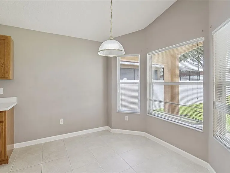 15723 Markham Dr — Photo 2