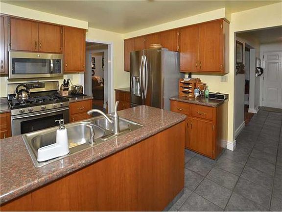 5th image of 905 Lombard St