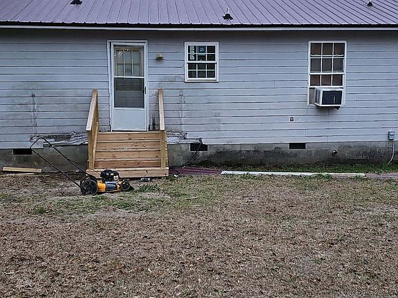 4th image of 207 Fowler St