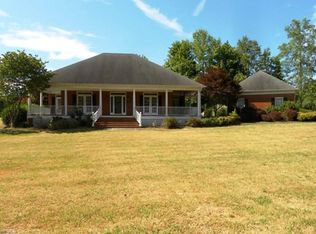 3922 Old Berkshire Dr, Browns Summit, NC 27214