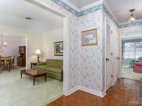 5th image of 117 Larchmont Dr
