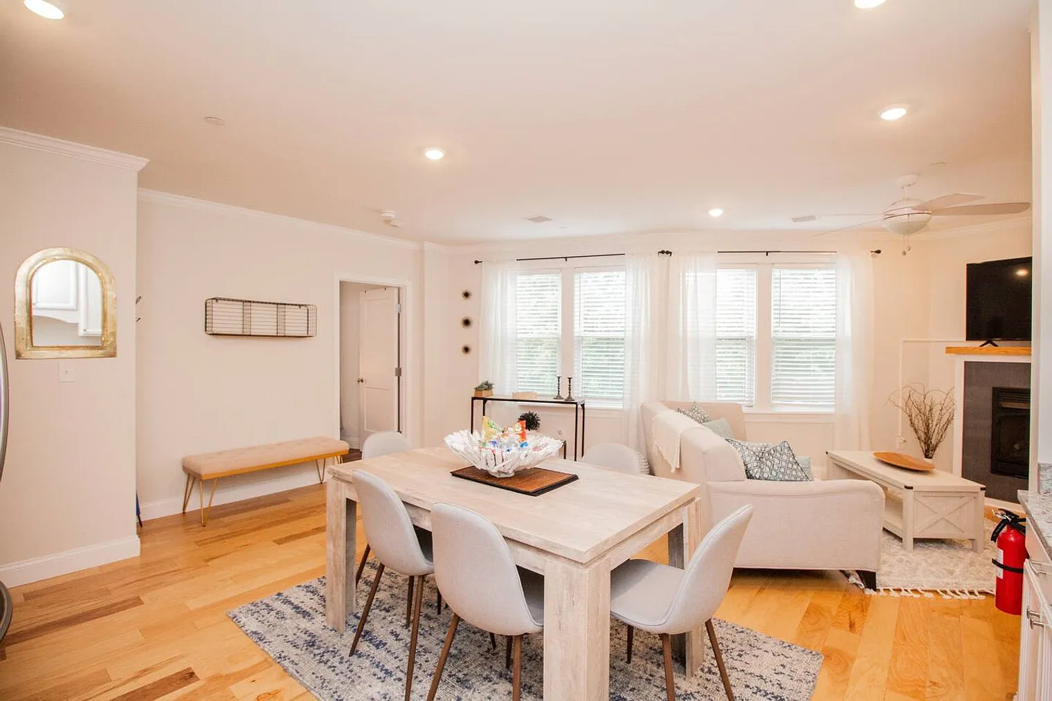2 bed, 2.0 bath, 990 sqft, $6,598 — Photo 4