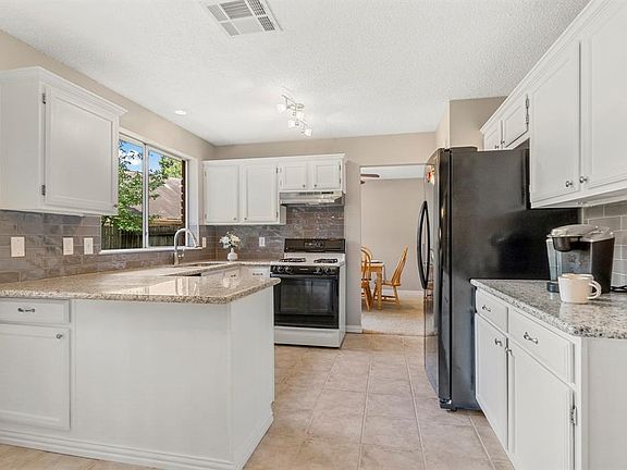 Eggs Benedict and berries for breakfast? Enjoy along with a cup of coffee or tea on your cozy breakfast bar.