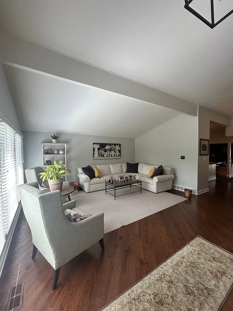 Glenview 3 Bed / 2.5 Bath - Single Family Home - Available November 15th! — Photo 2