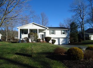 14 Village Green Cir, Mountain Top, PA 18707