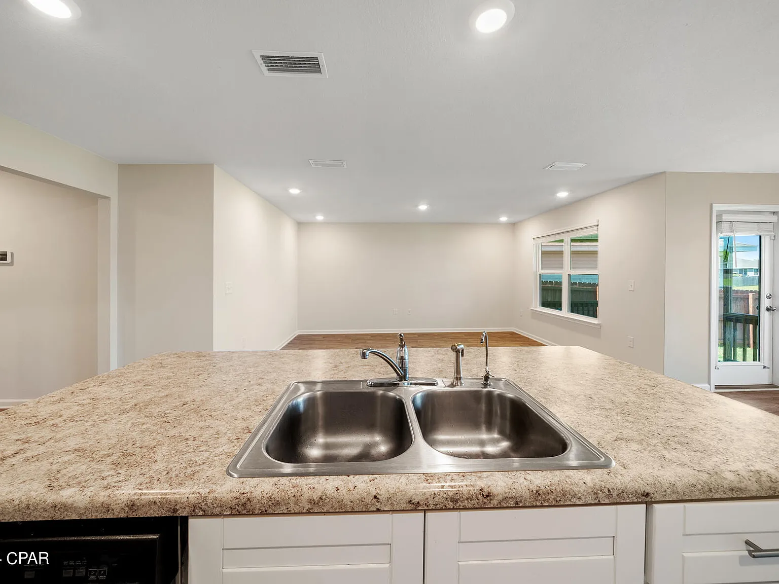 3 bed, 1577 sqft, $2,100 — Photo 4