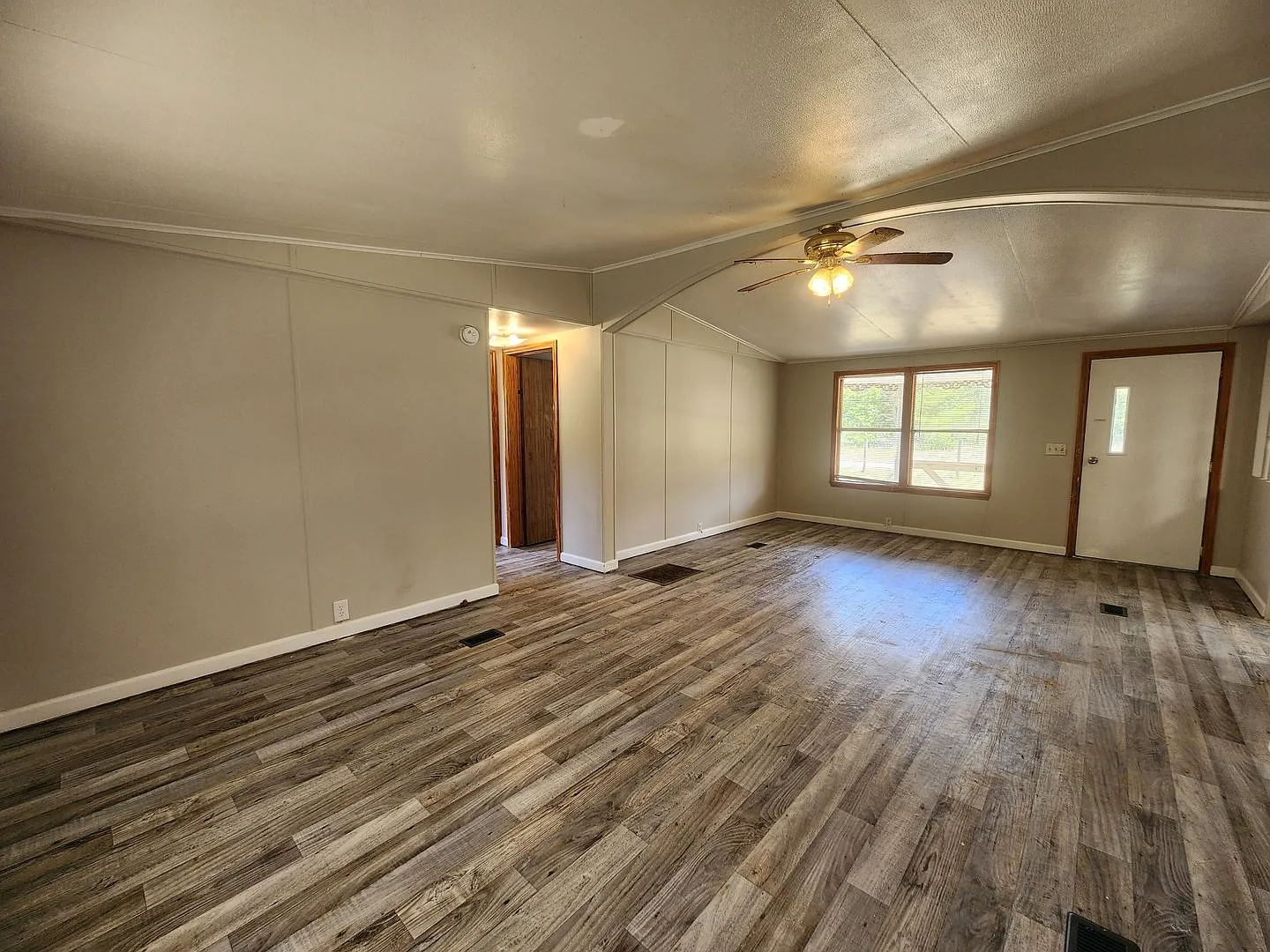 3 bed, 2 bath on 1/3 Acre of FENCED land. — Photo 4