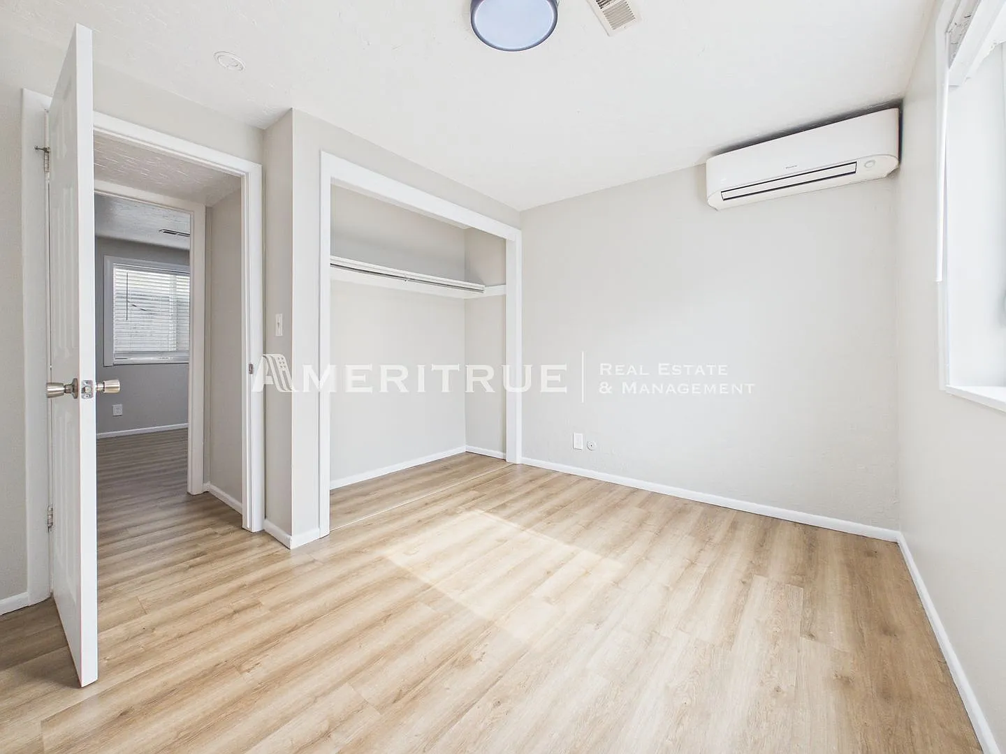 967 W Duplex — Photo 2