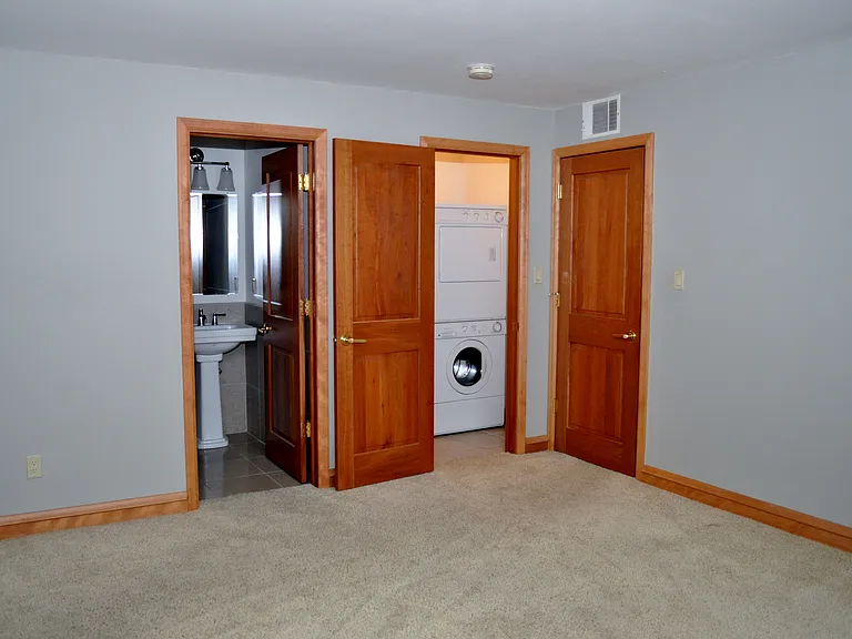 800 E Henry Clay St #302 — Photo 9
