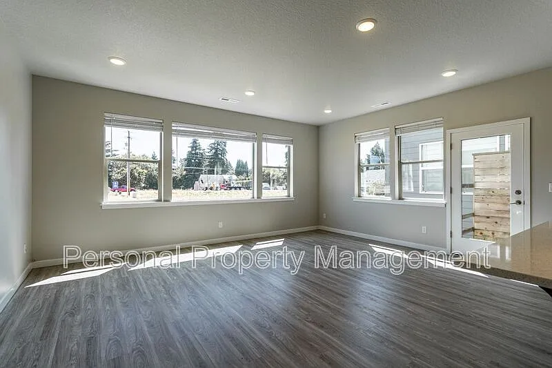 3 bed, 2.5 bath, 1647 sqft, $2,395 — Photo 2