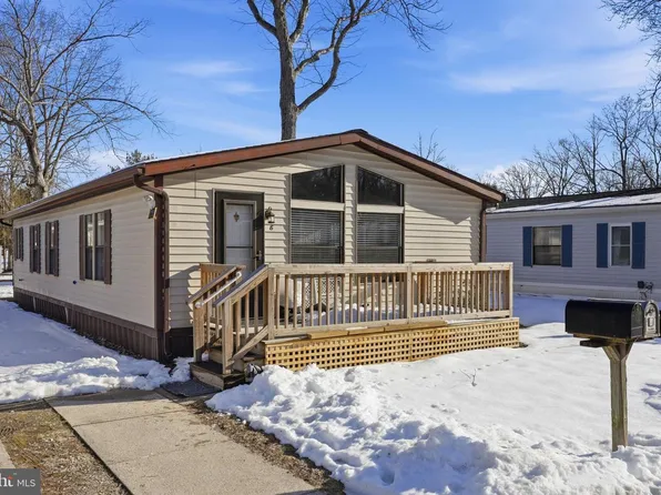 8 Cardinal Dr, Egg Harbor City, NJ 08215