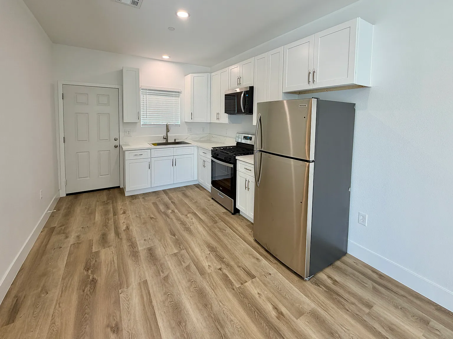 2 bed, 730 sqft, $1,800 — Photo 3