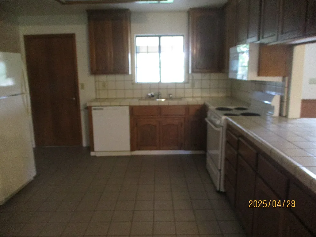 3 bed, 2271 sqft, $2,200 — Photo 2