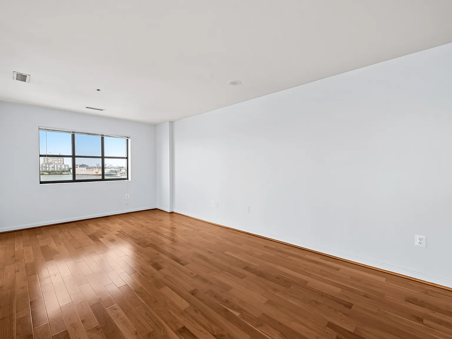 3 bed, 1911 sqft, $4,000 — Photo 2