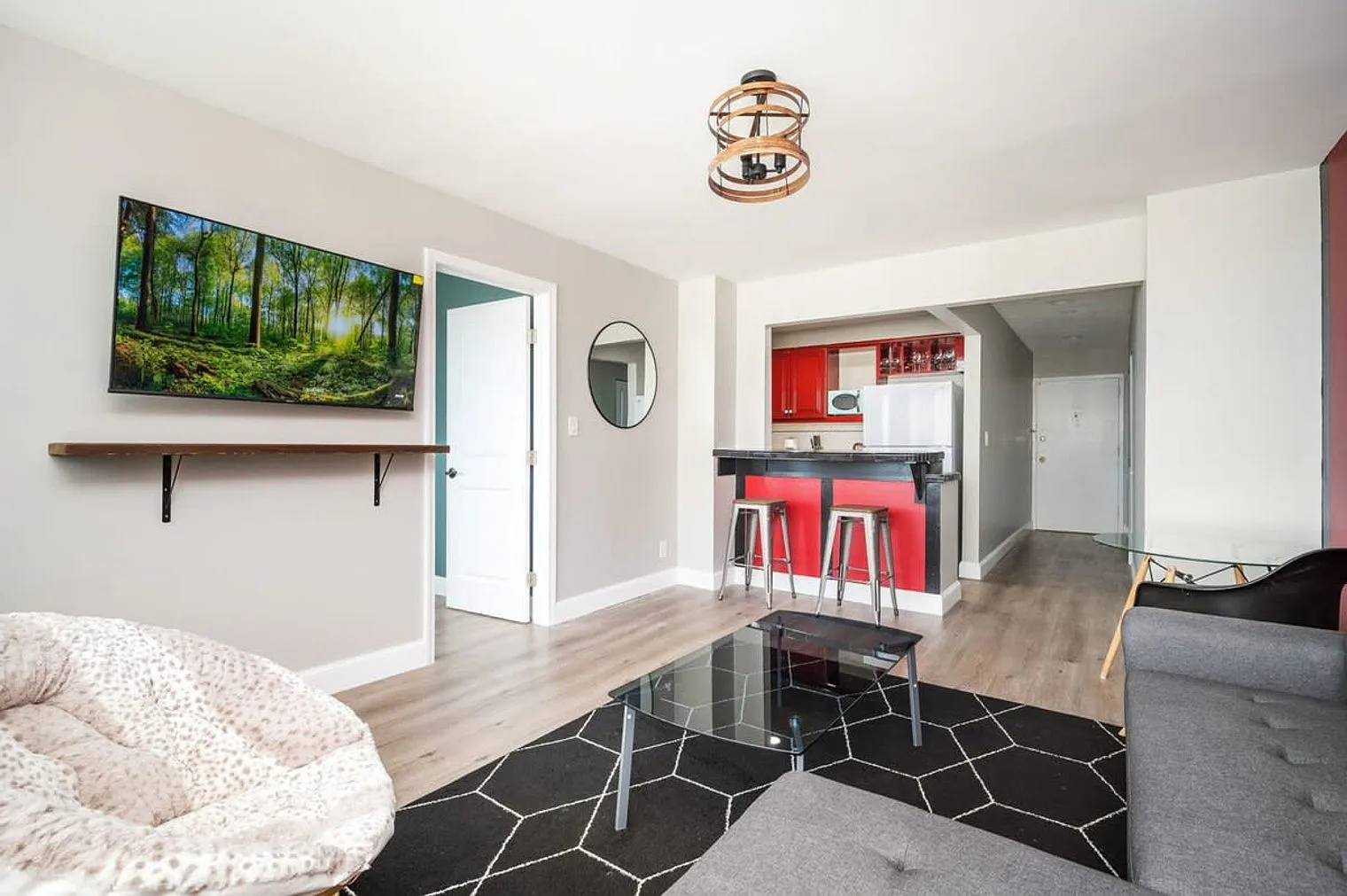 1 bed, 1.0 bath, 592 sqft, $2,125 — Photo 2