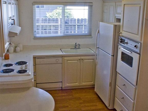 3rd image of 2640 Chestnut Hill Dr