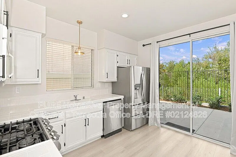 3 bed, 2.0 bath, 1104 sqft, $2,850 — Photo 3