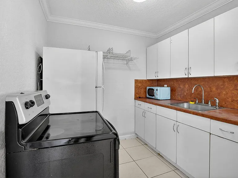 711 NE 14th St #STUDIO — Photo 9