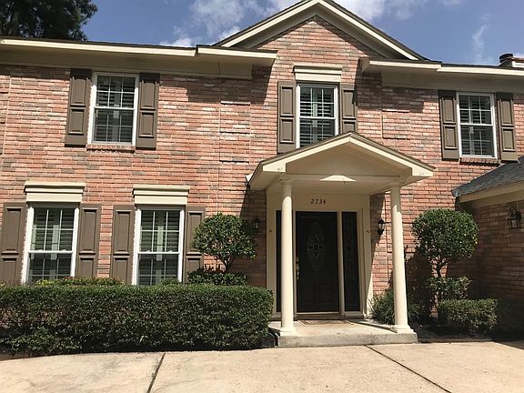 Traditional style entry says "Welcome Home"