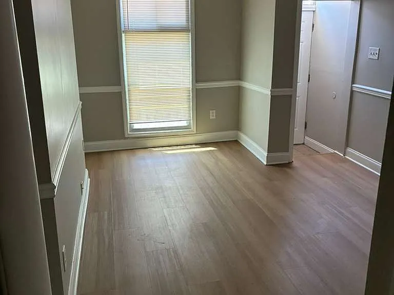 211 N Streeper St — Photo 2