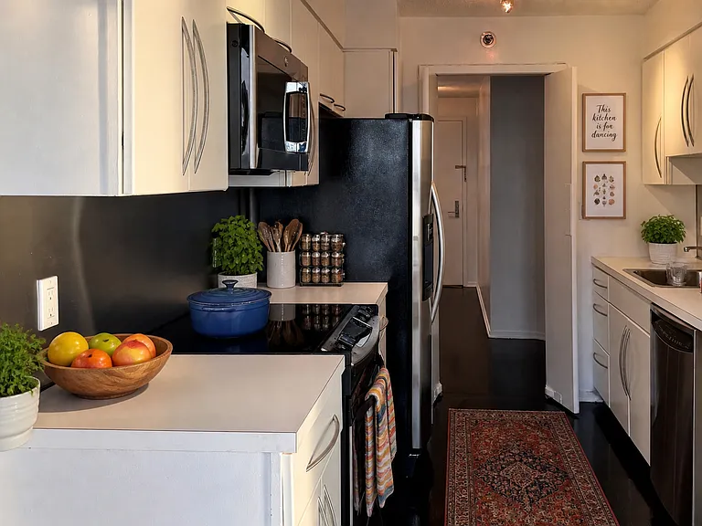2020 Walnut St #20H — Photo 4