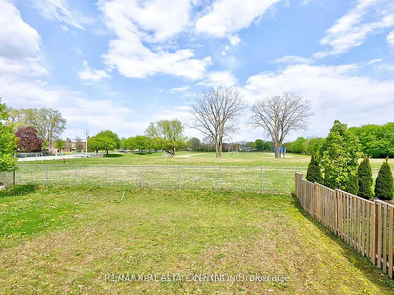 1573 Horseshoe Cres #LOWER — Photo 12