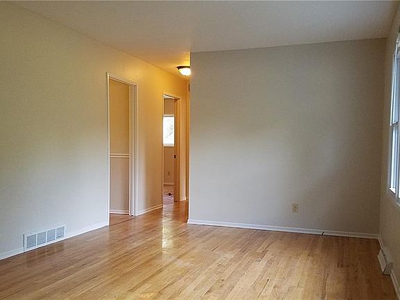 3rd image of 203 Stonecrest Dr