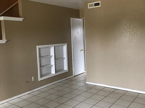 3rd image of 2313 Beaumont Dr APT A
